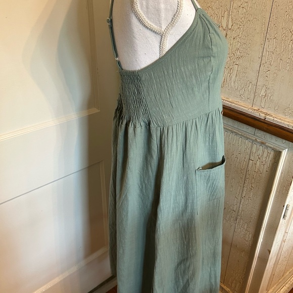 Msquared Green Midi Dress with Elegant Silhouette - Picture 8 of 11